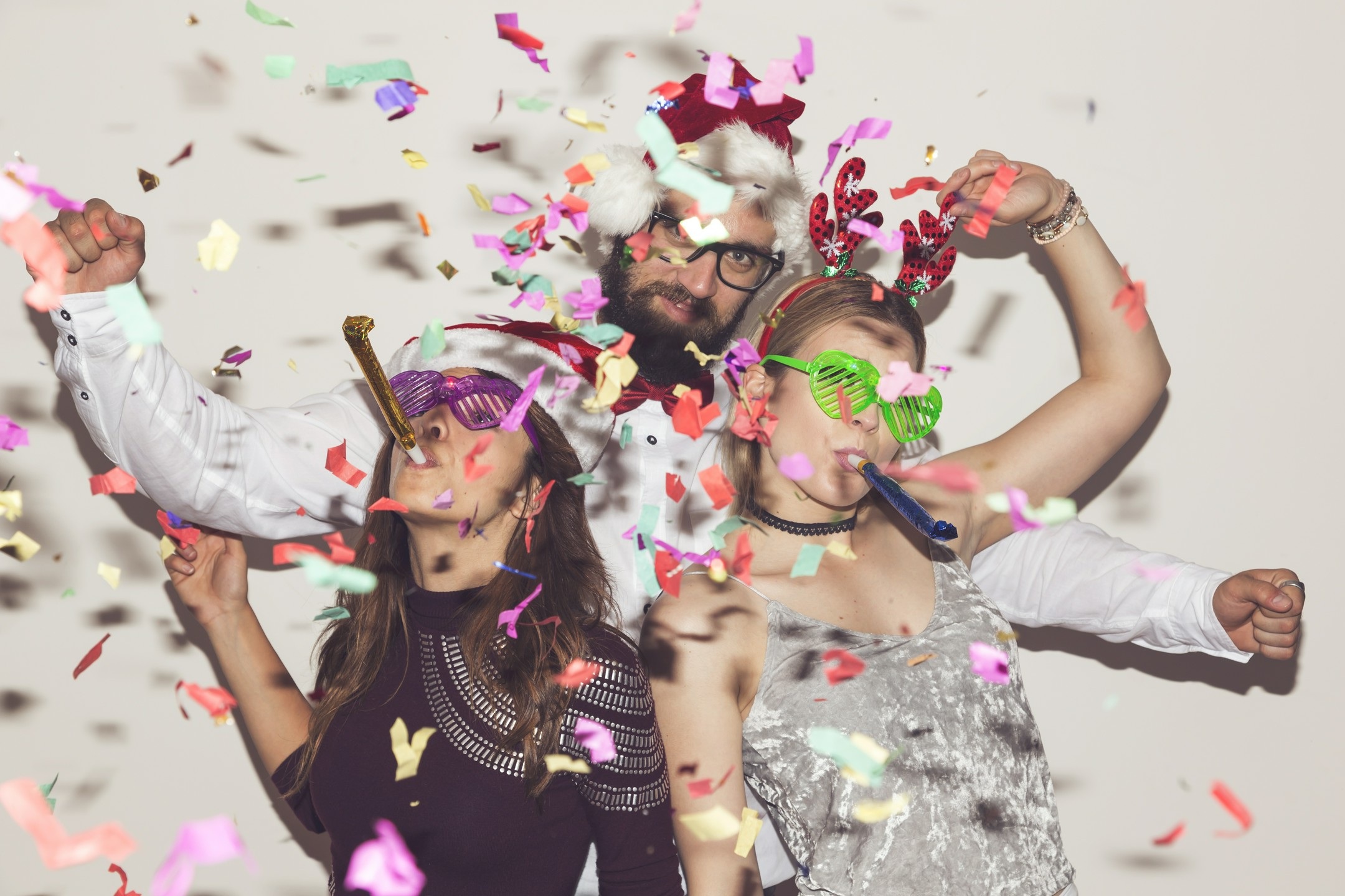 bawiący się przyjaciele w fotobudce